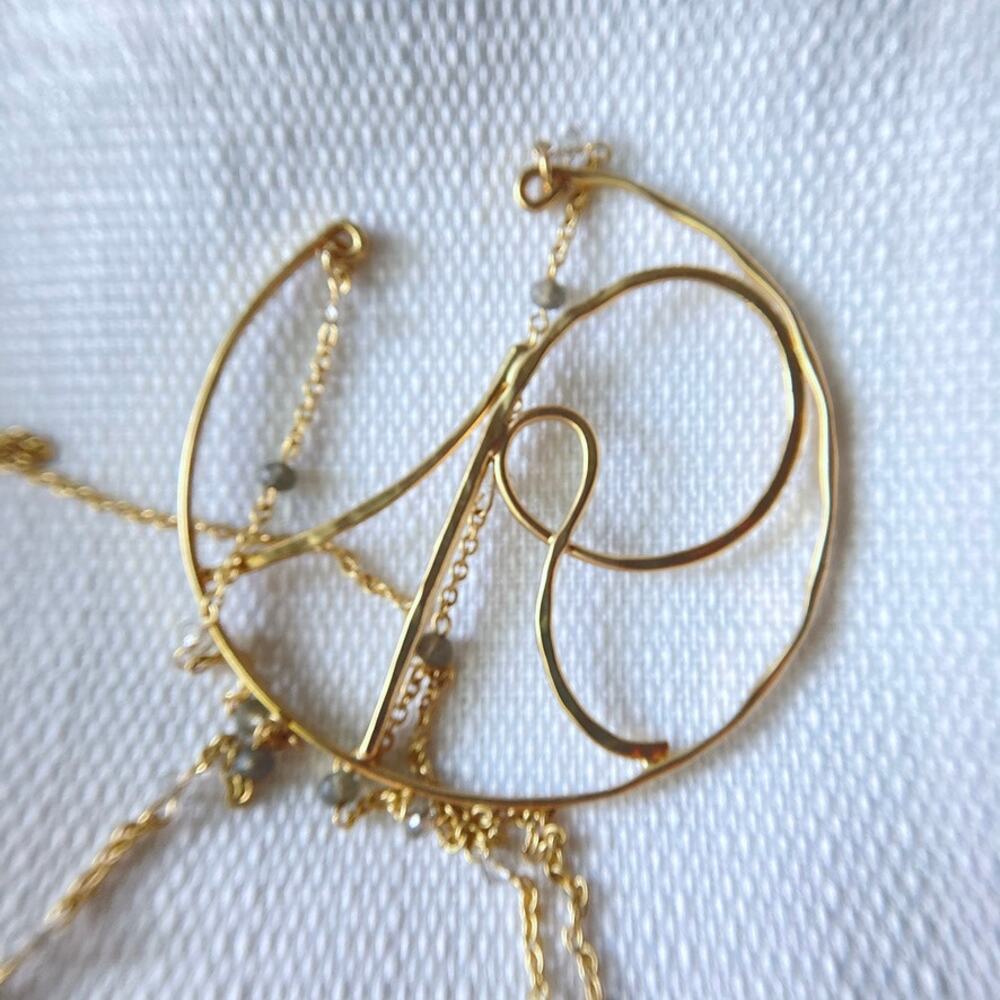 Cursive R openwork gold-tone necklace - Picture 4 of 9